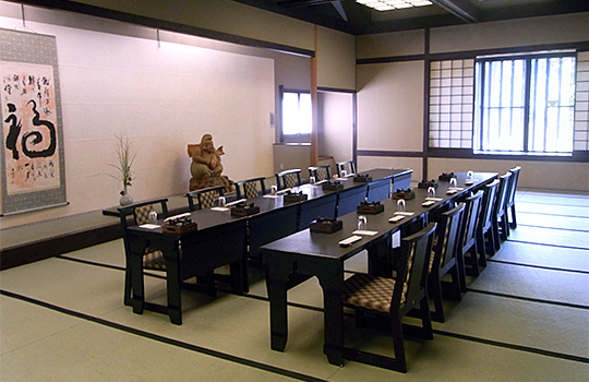 広間「積善」